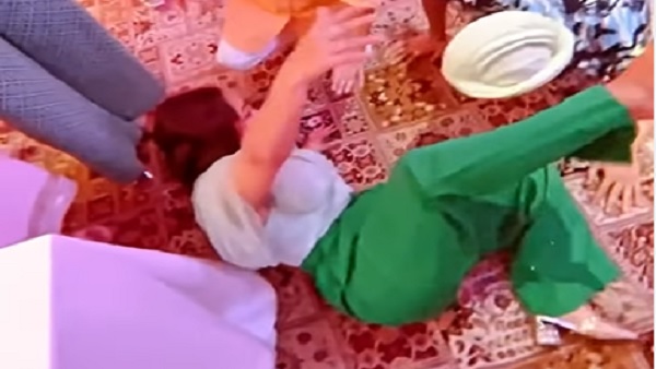 जमीन पर लेटकर नेहा ने किया नागिन डांस जमीन पर लेटकर नेहा ने किया नागिन डांस