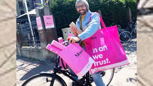 कार्तिक ने बच्चों को दिया ये तोहफा कार्तिक ने बच्चों को दिया ये तोहफा