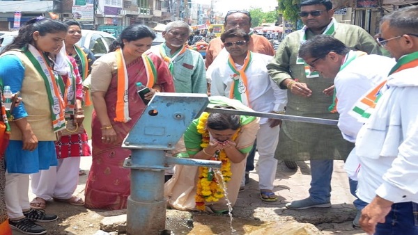 हैंडपंप पर मेहनत, पत‍ि ने पानी खींचा..तब गला तर क‍िया