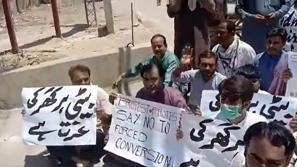 पुलिस का दावा- हिंदू लड़की मुस्लिम के प्यार में भागी