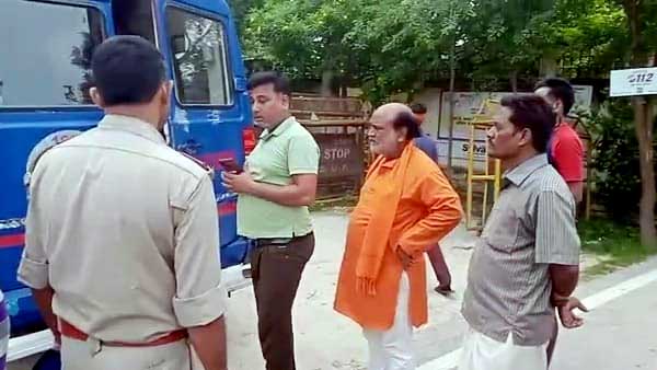 मध्य रात्रि में घर छोड़ कर हुए फरार