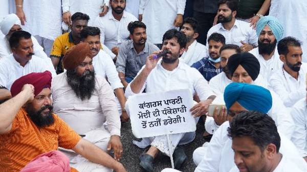 केंद्र सरकार के ख़िलाफ़ भारी प्रदर्शन केंद्र सरकार के ख़िलाफ़ भारी प्रदर्शन