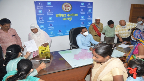 कलेक्टर ने दी अधिकारियों को दी बधाई 