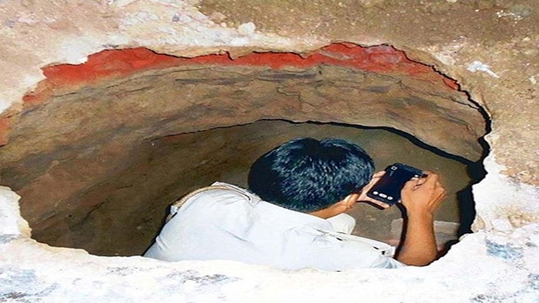 जमीन में नोट गड़े होने का ऐसे लगा पता 