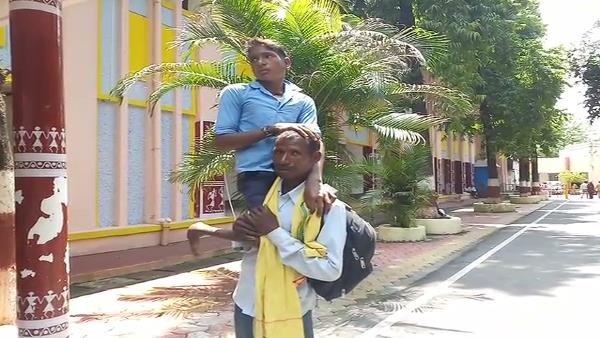 कलेक्टर की दरियादिली देख भावुक हुए पिता कलेक्टर की दरियादिली देख भावुक हुए पिता