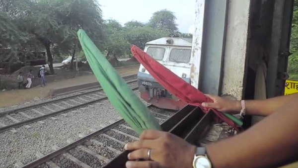 कार से ड्यूटी पर पहुंचा तो नप गया रेलवे का गेटमैन