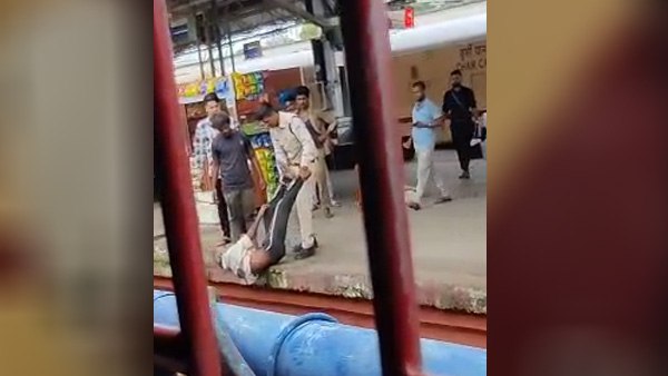 रेलवे ट्रैक के पास प्लेटफ़ॉर्म पर उल्टा लटकाया 