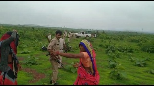 वन विभाग की टीम पर कर दिया पथराव