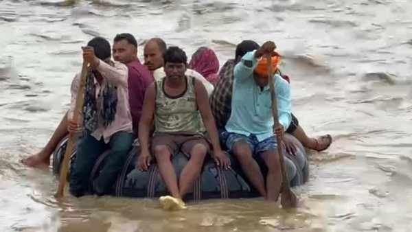 गुना में करते हैं रबड़ के ट्यूब पर बैठकर जोखिम भरा सफर