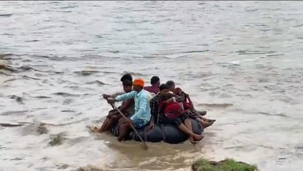 एक रबड़ के ट्यूब पर सवार हो जाते हैं आधा दर्जन से अधिक लोग