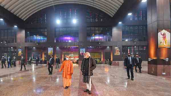 'रात में एक-डेढ़ बजे रेलवे प्लेटफॉर्म पर चला गया....' 'रात में एक-डेढ़ बजे रेलवे प्लेटफॉर्म पर चला गया....'