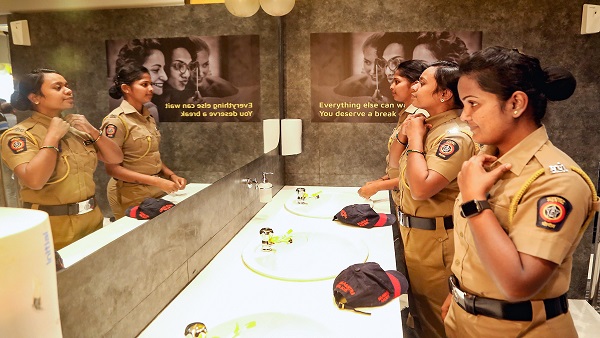 अधिकारी के पद पर सबसे कम महिलाएं