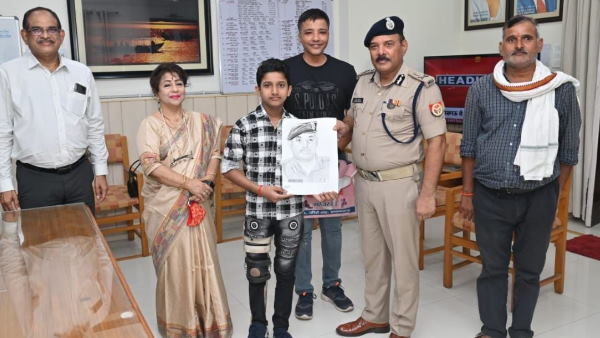 पुलिसकर्मियों ने हर्ष को किया सैल्यूट