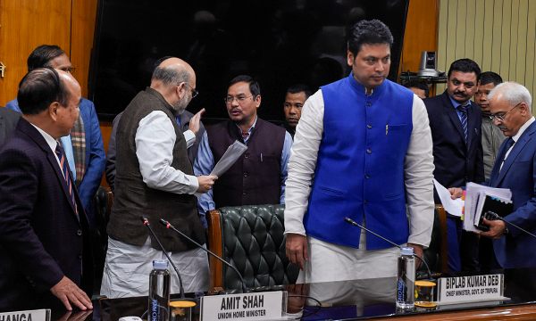 गोली चलने पर वीआईपी-नेताओं का बचाव