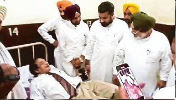 Watch Video: Dr Raj Bahadur, VC of Baba Farid University of Health Sciences, breaks down as Punjab Congress Amarinder Raja meets him