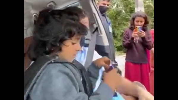 राहुल गांधी ने बच्ची को चॉकलेट भी दी