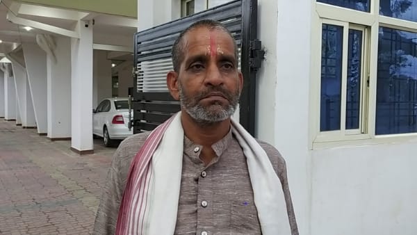 स्टोर कीपर हैं पिता