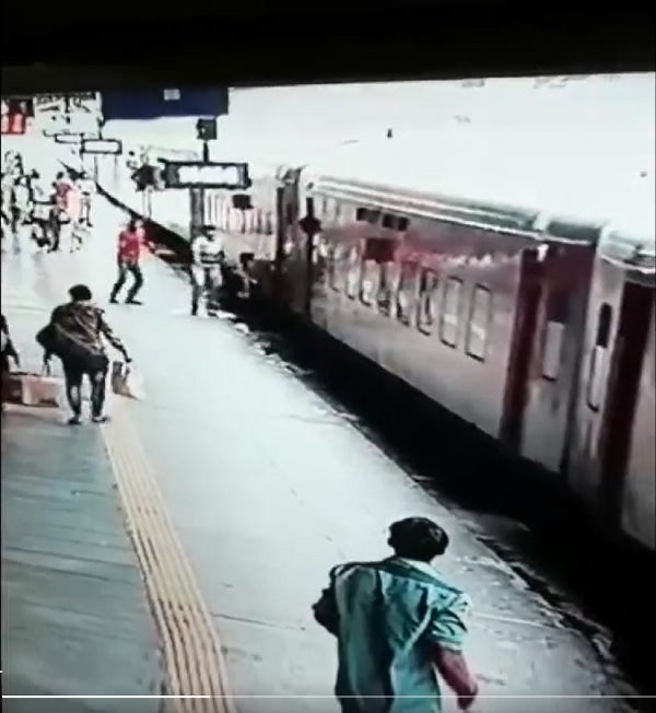 WATCH: Video Of Constable Mandakini Parmar, who saved the life of Woman passenger at Ahmedabad