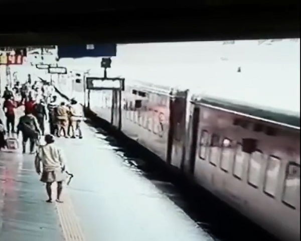 WATCH: Video Of Constable Mandakini Parmar, who saved the life of Woman passenger at Ahmedabad