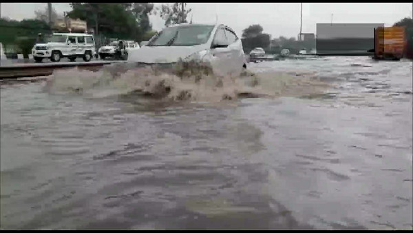 इतना पानी कि पुल ही बह गया