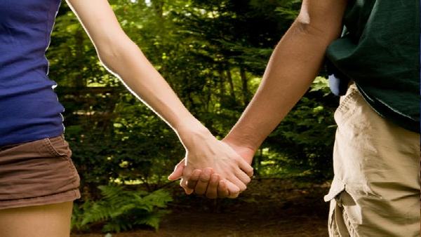 लोगों को पसंद आ रही कपल की कहानी