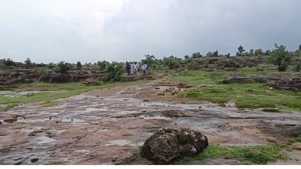 मुक्तिधाम के नाम पर सिर्फ पत्थर की बाउंड्रीबाल