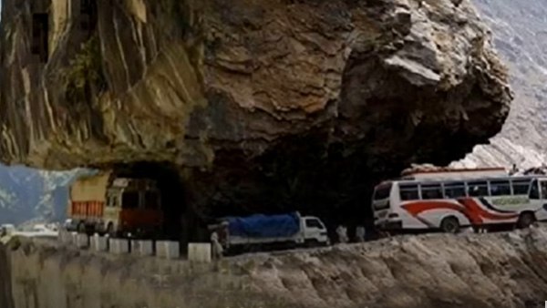 सड़क निर्माण के दौरान सैकड़ों मजदूरों की मौत