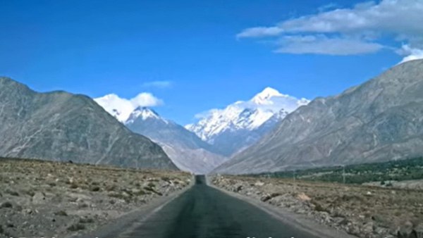 पर्यटकों का लुभा रही सड़क