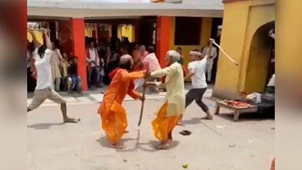 तीन पुजारियों की जिम्मा, चढ़ावा बंटता है बराबर