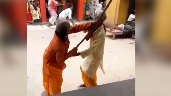 मंदिर बना अखाड़ा, सोशल मीडिया पर Video वायरल