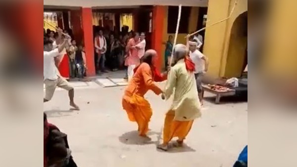 दान के पैसों को लेकर चले लट्ठ