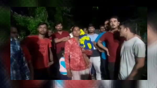 वेंडरों ने कहा, मुफ्त का पानी मांग रहे थे जवान वेंडरों ने कहा, मुफ्त का पानी मांग रहे थे जवान