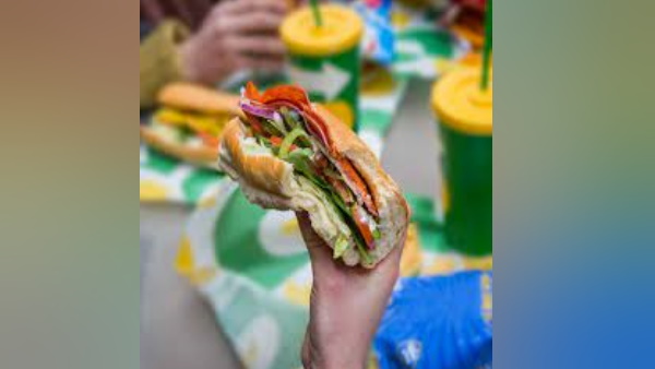 एक फुट लंबा सबवे सैंडविच खरीदा था