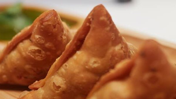 ₹1100 में तैयार होता है बाहुबली समोसा ₹1100 में तैयार होता है बाहुबली समोसा