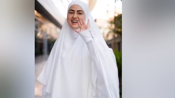 पति संग हज करने निकली सना खान 