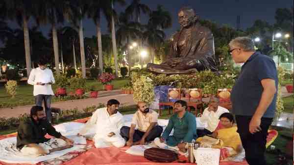गुरुवार को भी राज्यसभा से निलंबित हुए तीन सांसद