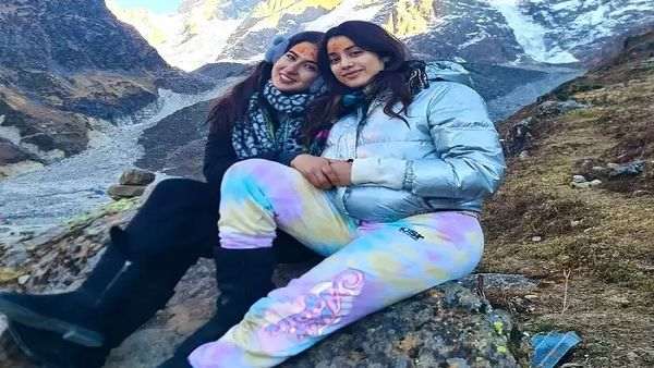 चट्टानों में फंस गई थीं सारा और जाह्नवी