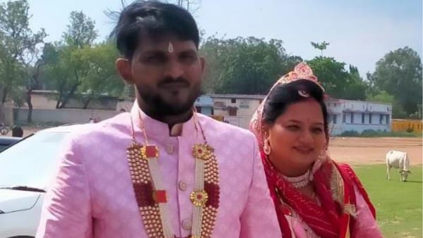  दूसरों के लिए एक मिसाल कायम करते हुए, एक नवविवाहित जोड़ा अपने मतदान के अधिकार का प्रयोग करने के लिए शादी के मंडप से सीधे यहां व्यंकट क्रमांक 2 मतदान करने पहुचे मतदान केंद्र पहुंचा और दुल्हन ने वोट डाला।