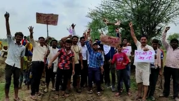 प्रशासन समझाने में लगा