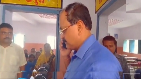 शिक्षक नहीं, राजनेता लगते हैं
