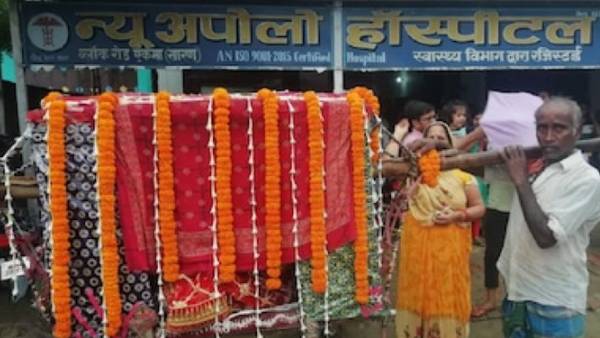 बेटी पैदा होने की खुशी में पिता का अनोखा जश्न