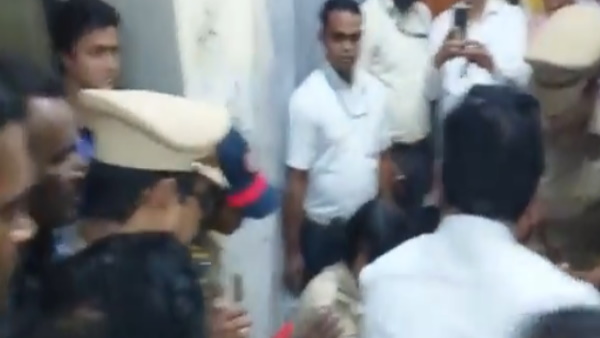 भीड़ के कारण कांस्टेबल को बेचैनी हुई और वह गिर गई