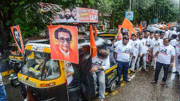 उद्धव को लगातार झटका दे रहे हैं शिंदे