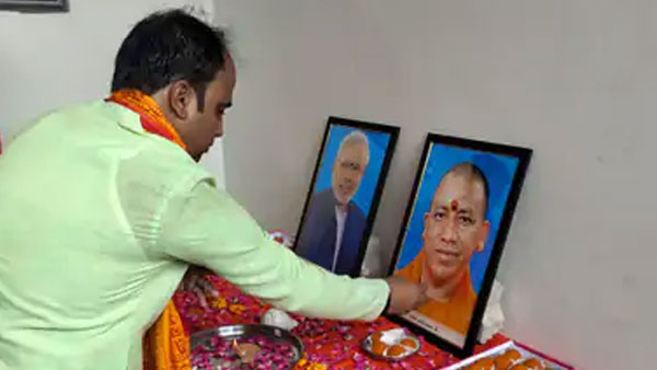 भाजपा नेता ने पीएम और सीएम की फोटो की उतारी आरती भाजपा नेता ने पीएम और सीएम की फोटो की उतारी आरती