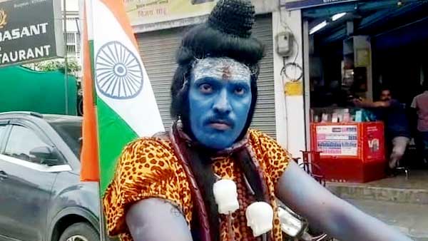 बाबा रूप धारण कर निकला जल चढ़ाने