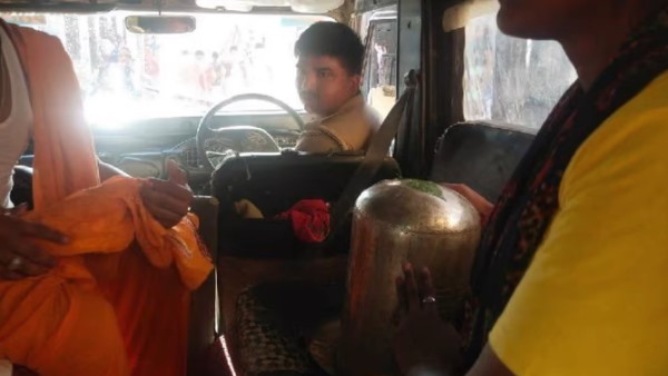 शिवलिंग देखकर रह गए हैरान, देखने के लिए लगी भीड़