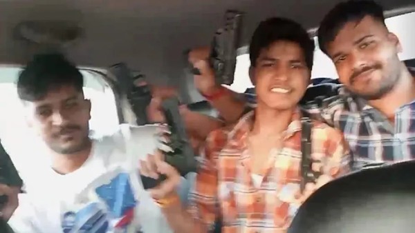 14 हथियार आए नजर