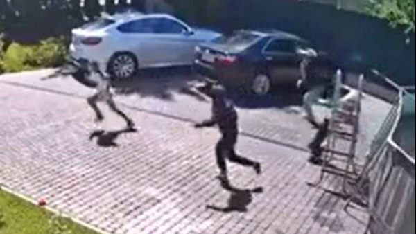 बंदर के हमले से आतंकित बच्चे भागे