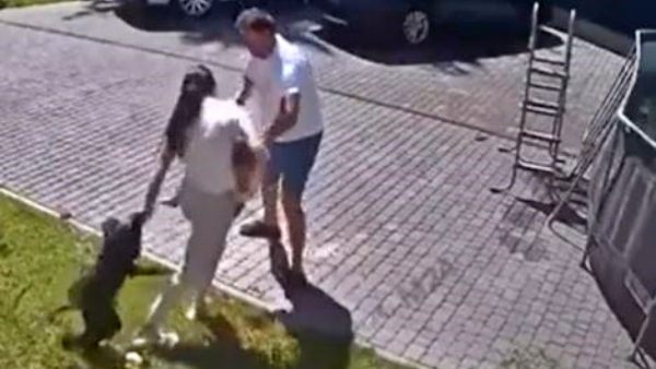 गोद में पॉलीना को उठाए उसकी मां