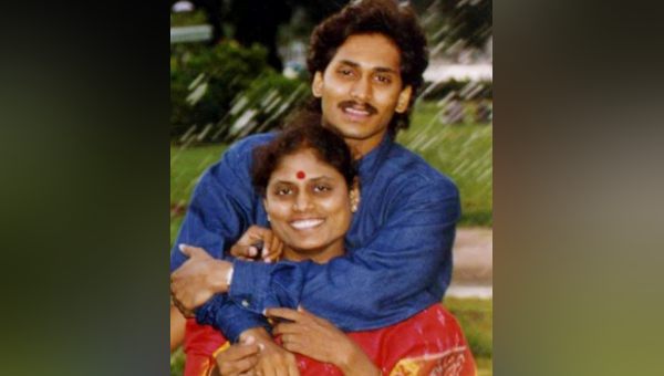 YSR कार्यकर्ताओं से बोलीं मां, बेटा आपके हवाले